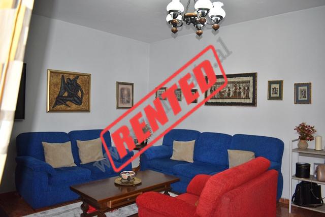 Apartament 1+1 me qira ne rrugen Shefqet Musaraj prane Kompleksit Square 21.
Eshte e pozicionuar ne